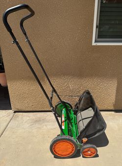 Scott’s Manual Lawn Mower w/Grass Catcher