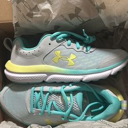5.5y Under Armour Shoes