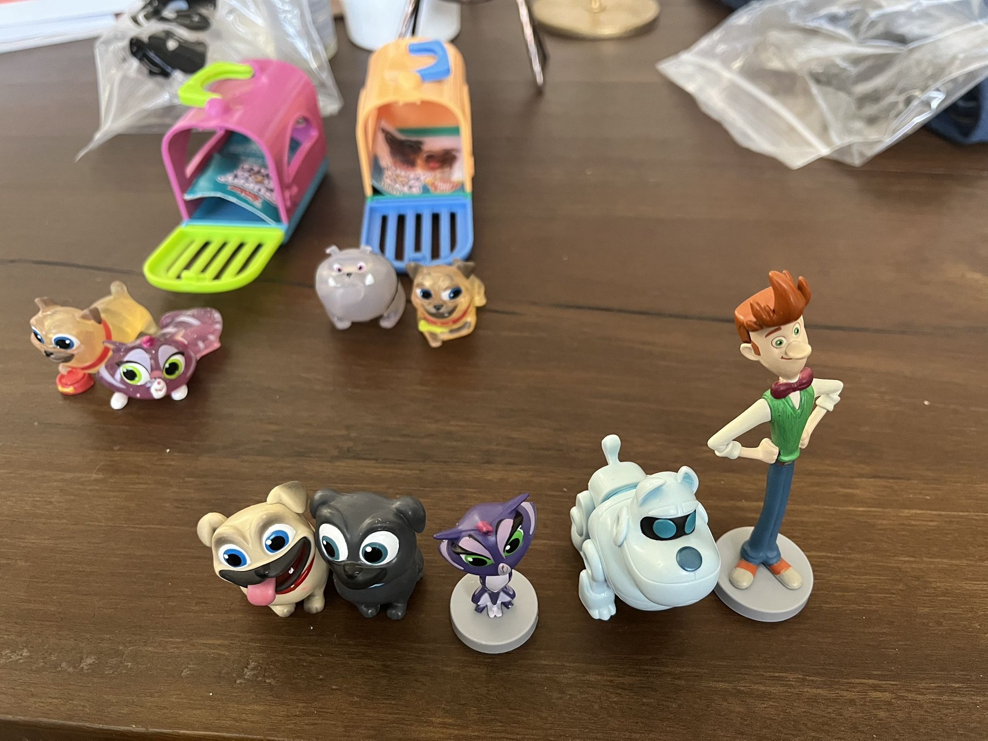 Lot Disney Puppy Dog Pals: 5 Figures & 2 Travel Pets with Carrier: Rolly, Hissy
