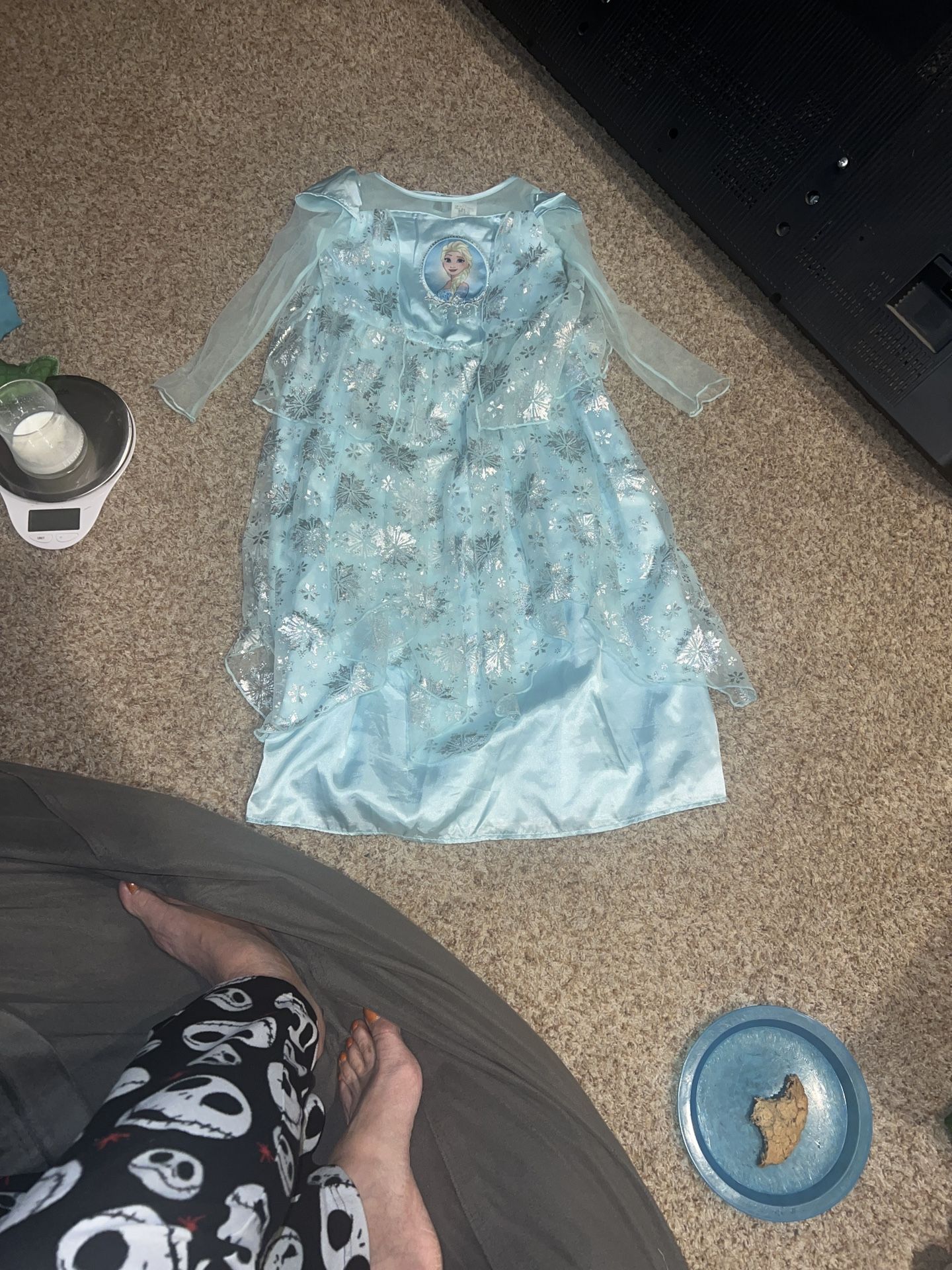 Disney store size 5/6 frozen Elsa dress. Sheer sleeves have some snags but no holes
