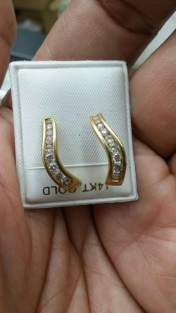 14K GOLD Earings. 50 ct diamonds