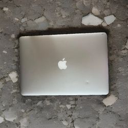 Apple MacBook Pro Touch/Mid 2017 Intel i7-7567U 3.50GHz 16GB RAM 500 SSD 15”