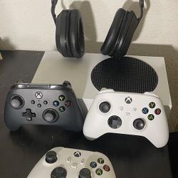 Xbox Series S w/3 Controllers and Turtle Beach Stealth 500 Bluetooth Headphone