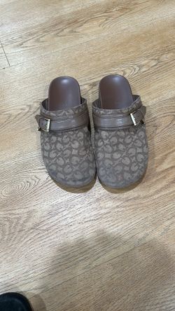 Guess clogs size 5 w