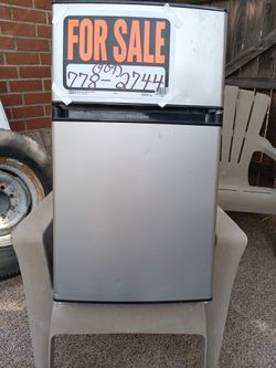 Frigidaire Mini Refrigerator