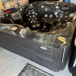 Jacuzzi J-475 Hot Tub 