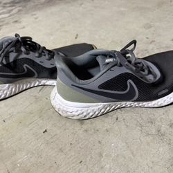 Nike Revolution 