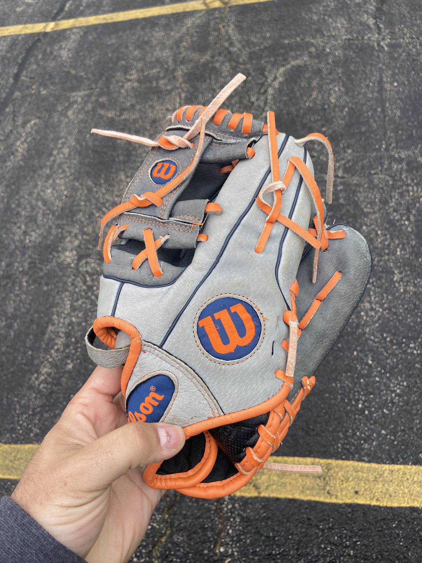 wilson A450 11.5” (RHT) baseball glove