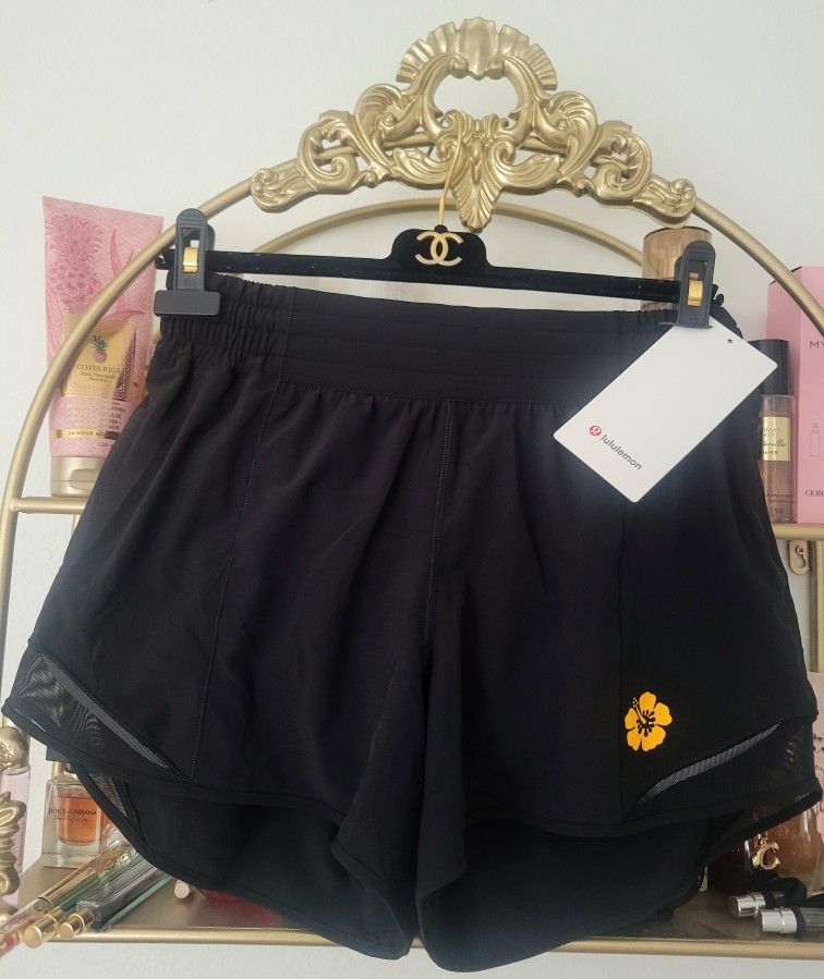 Hawaii Exclusive Lululemon Hotty Hot Shorts 2.5” (Lined) – Hibiscus Print Multiple Sizes Available