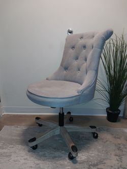 Grey Tufted Desk Chair – Excellent Condition