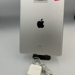 iPad Pro (9.7 Inch) / 32GB / IOS 16.7 / WiFi / Charger.