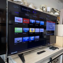 Sharp 60" Class LC-60UQ17U AQUOS Full HD Smart LED 3D TV Perfect Working Condition 