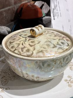 vintage Sadler pottery piece, sugar bowl or trinket dish with a lid, dating back to the 1(contact info removed)