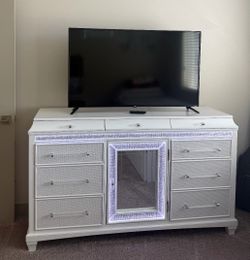 Glamour white 6 drawer dresser LED LIGHT Like New