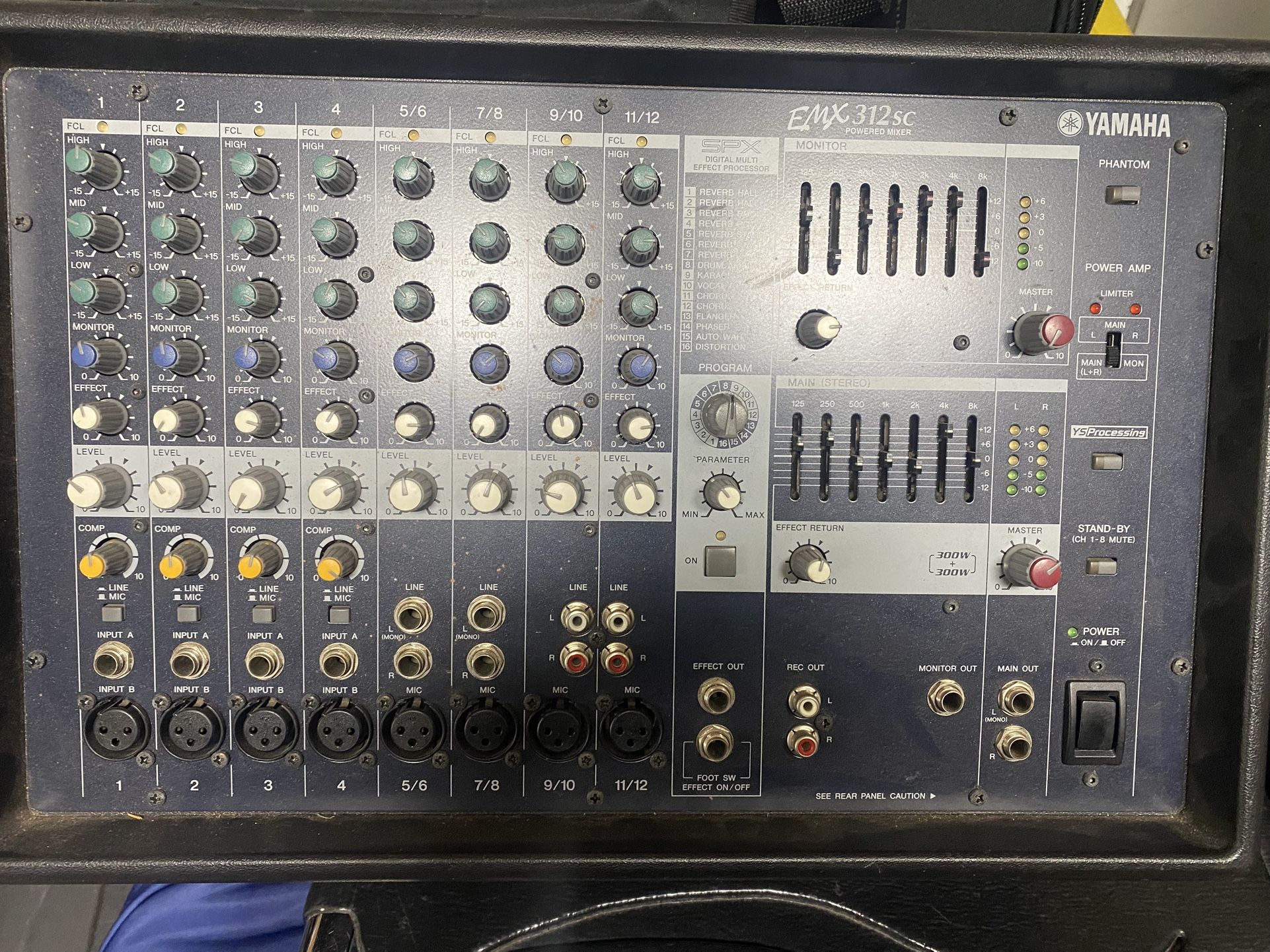 Yamaha EMX312SC Mixer