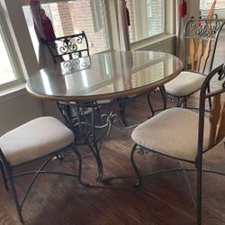 Garden Table with Glasses Cover