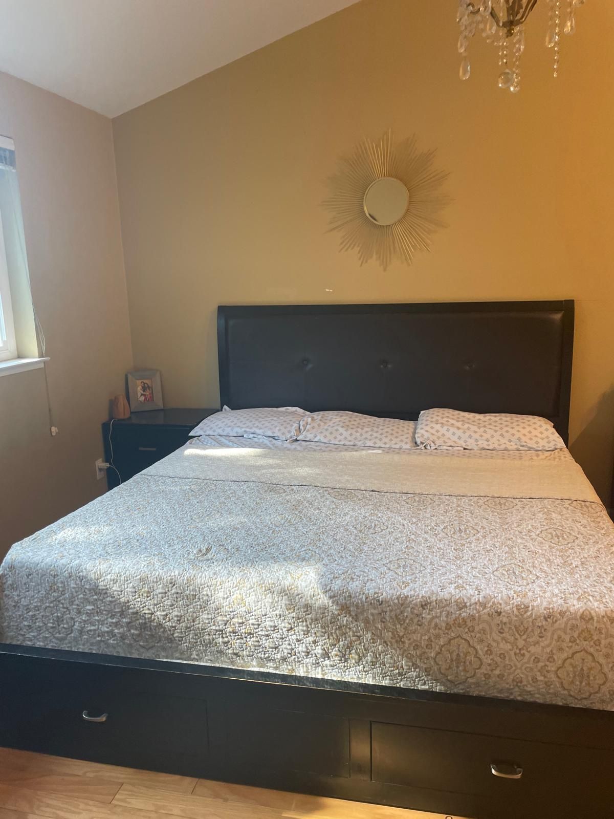 King bed cherry/black gvcolor with storage drawers, one leg broken