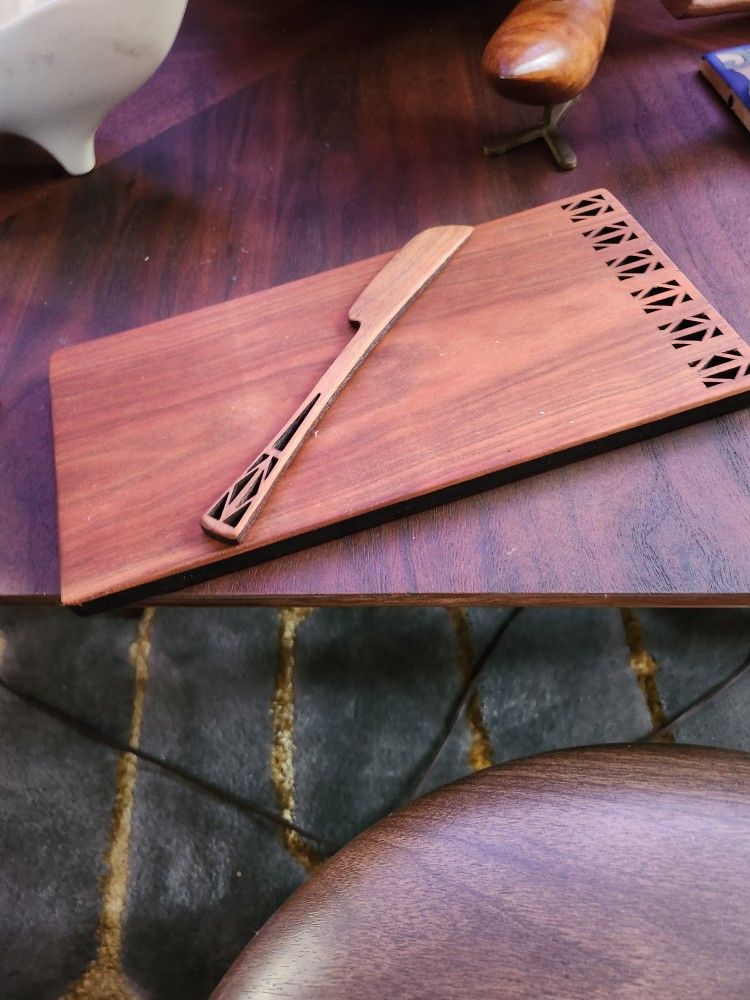 VINTAGE MID CENTURY TEAK CHEESE BOSRD