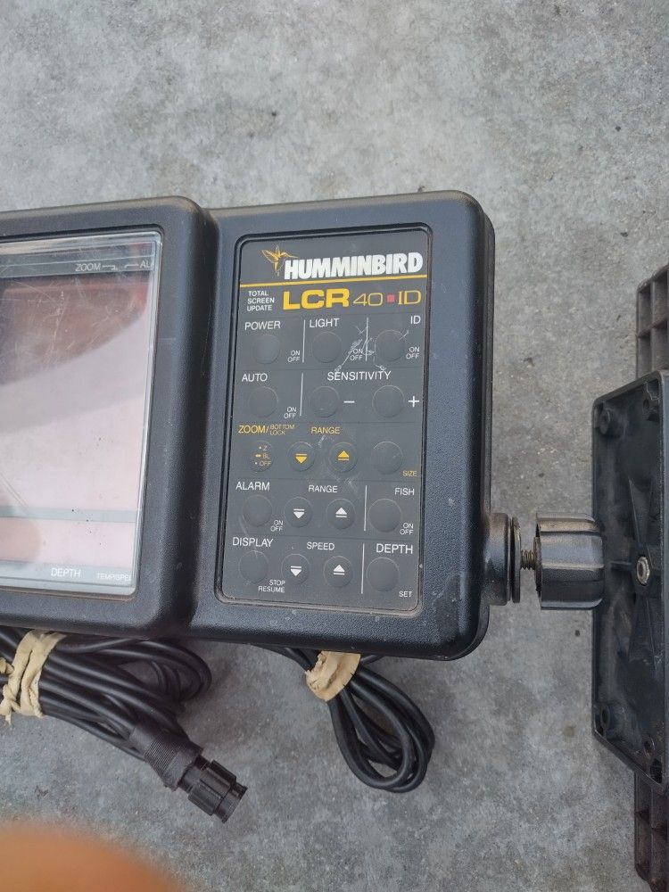 Hummingbird Lcr 40 Id Fish finder With Mount And Both Cable Hookups 600' Depth