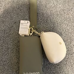 Lululemon Dual Pouch Wristlet Wallet Bay Leaf/Light Ivory