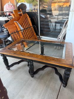 Mesa de centro  de madera y vidrio  54 de larga y32 de ancha  y 20 de alta