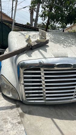 Hood  de Freihtliner cascadia 2012