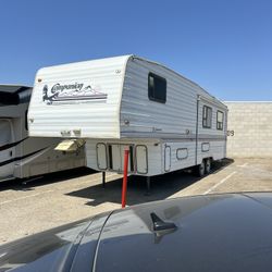 32 Ft 5th Wheel Travel Trailer.