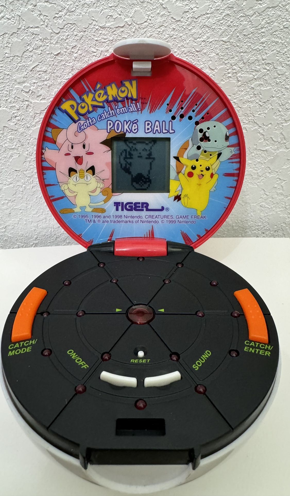 Pokémon Pokeball Tiger Handheld Game 1999 *Tested Working*