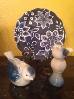 Flower blue and white plate and 2 birds set