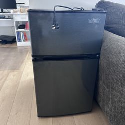 Mini Fridge with Freezer and ice Tray