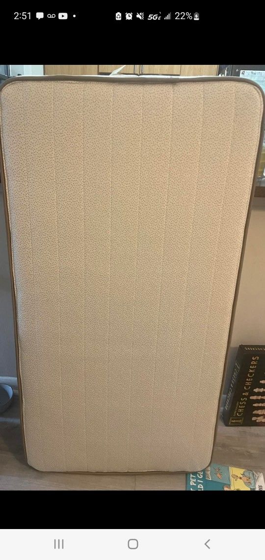 Brand New Organic Crib Mattress / Comes With Mattress Cover .