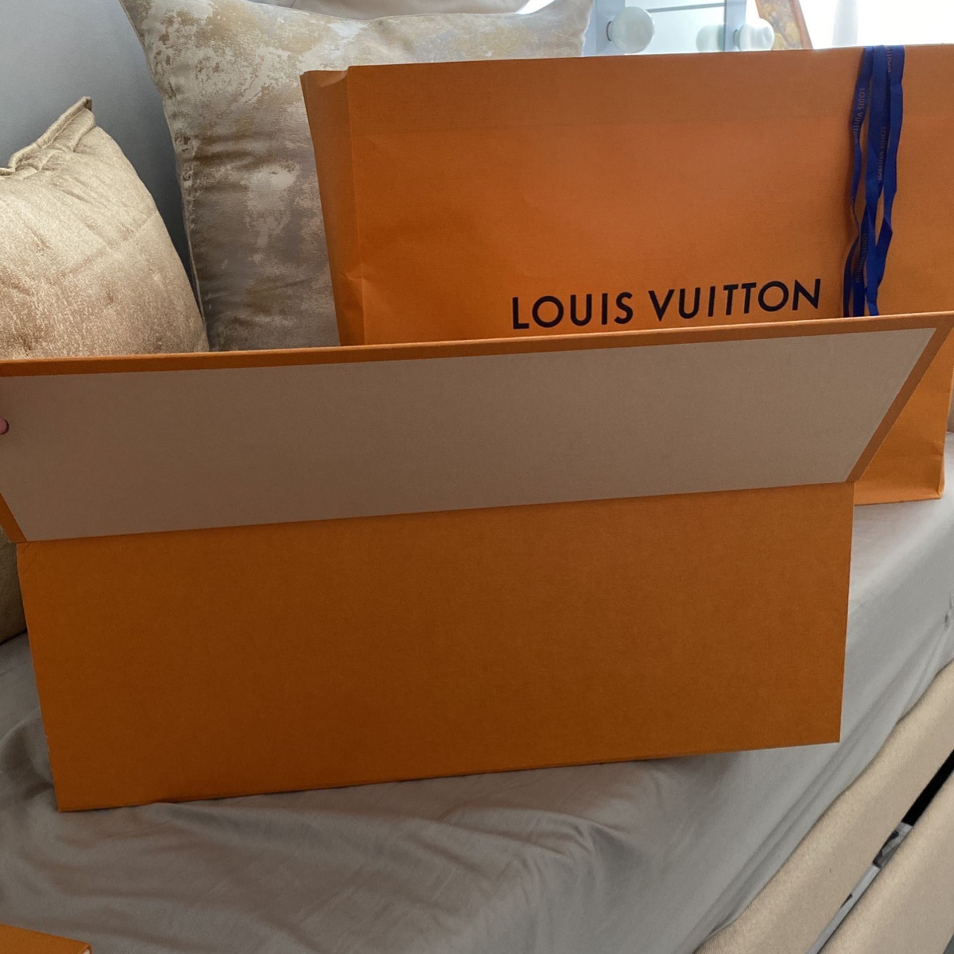 LOUIS VUITTON LV Gift Box Magnetic Empty Large Box 13x10x5 for Sale in  Beverly Hills, CA - OfferUp