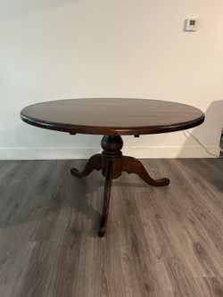 Round Dining Room Table Queen Anne Style Traditional Pedestal