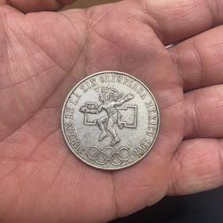 Vendo tres monedas de plata de la Olimpiada de México de colección, pido 50 por cada una, precio firme.
