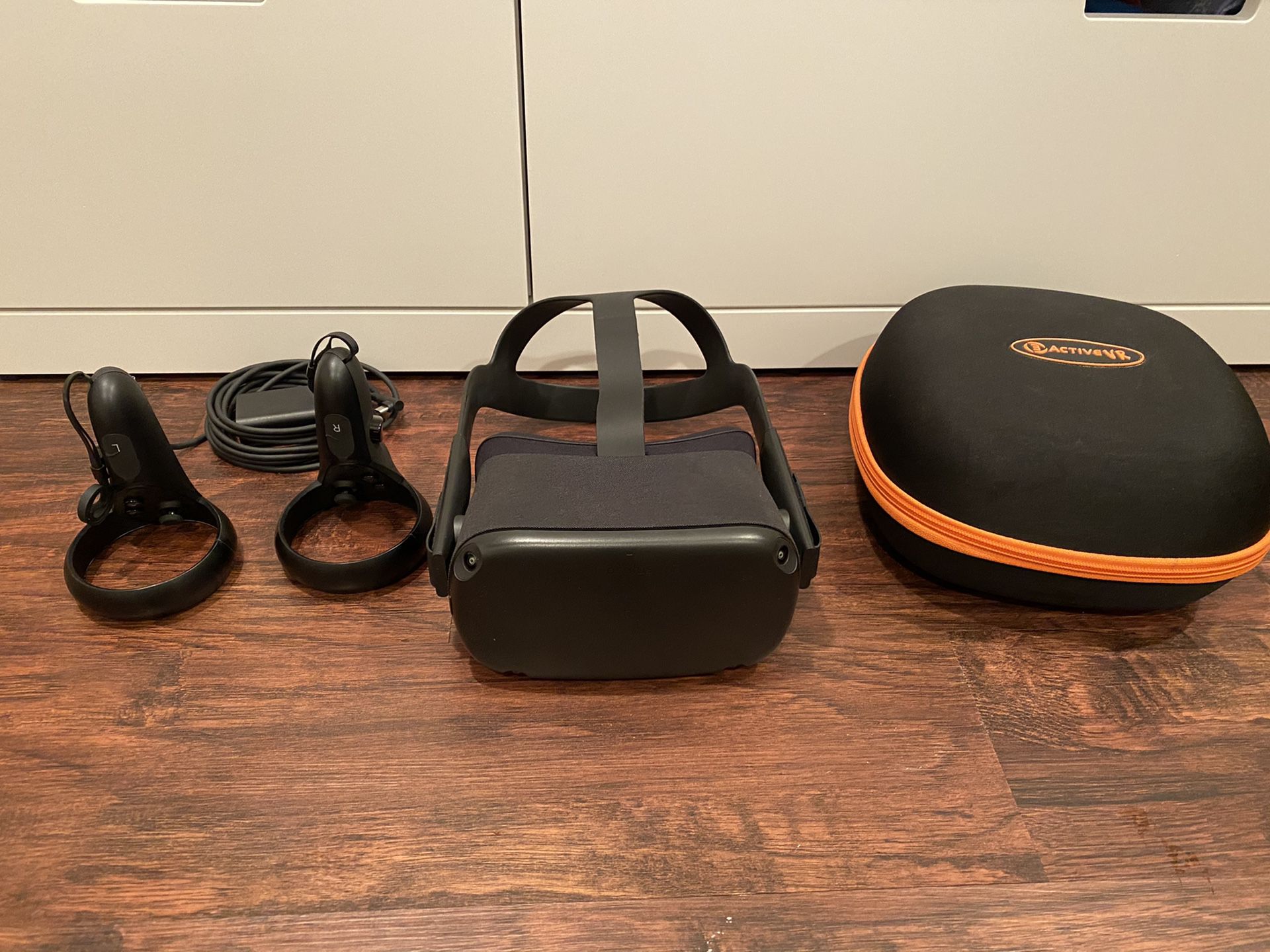 Oculus quest virtual reality all in one 128gb 128 gigabyte storage VR gaming game head set and touch controllers 5 video games