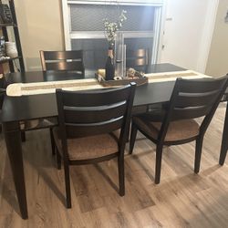 Dining Room Table With Mirror Border