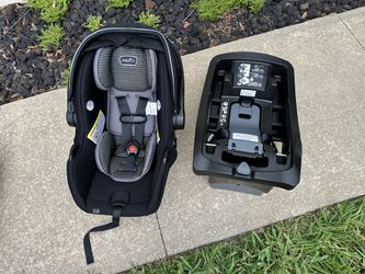 LiteMax DLX Infant Car Seat with FreeFlow Fabric and SafeZone Load Leg Base