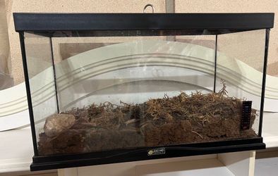 ZOO MED Laboratories, Inc. aquarium with Top slides open for access and feeding  Pre owned