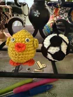 Llaveros de pollito y de pelota