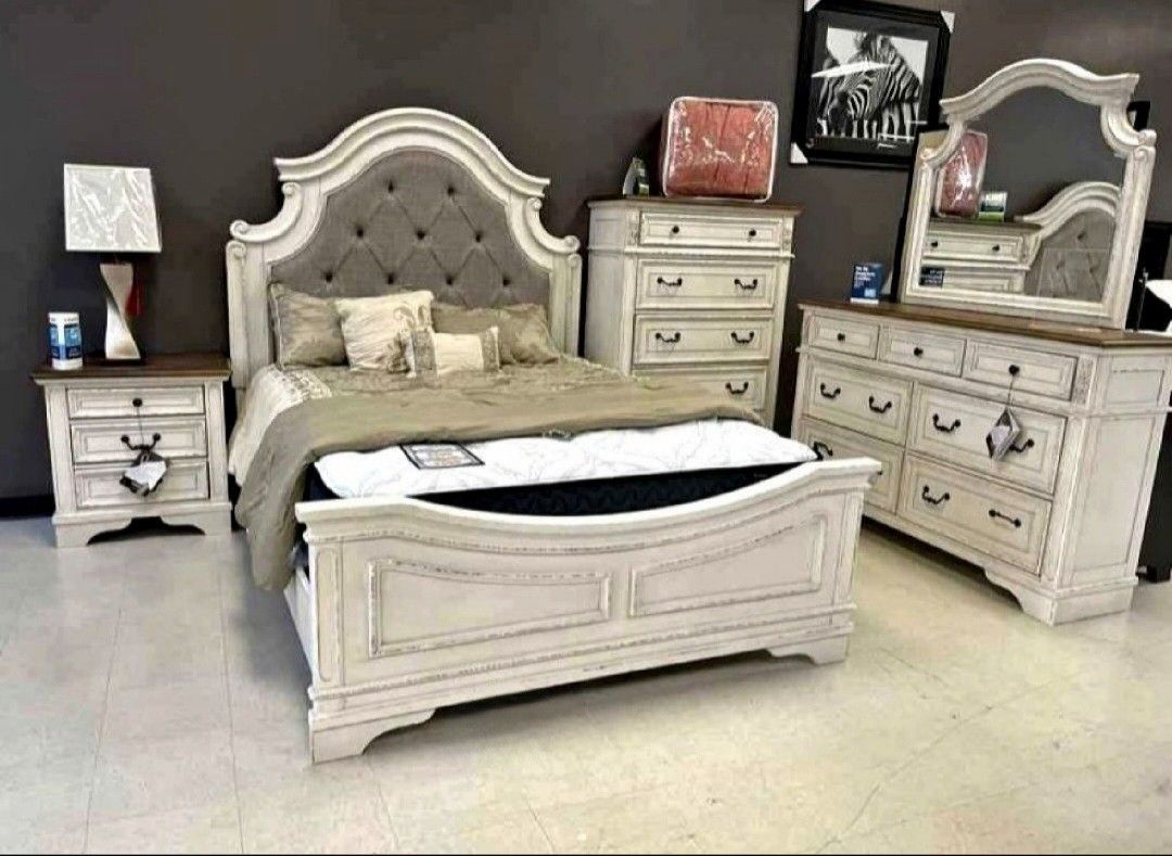 Realyn Chipped White Panel Bedroom Set 4 PIECE ❗Ashley Brand