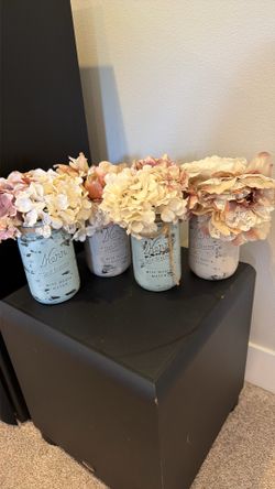 Chalk paint mason jars with flowers