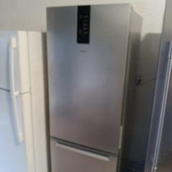 Beautiful Whirlpool Bottom Freezer With Ice Maker Refrigerator 24 In Wide Free Delivery Vancouver Area