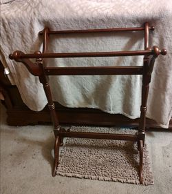 Wood quilt rack - blanket rack