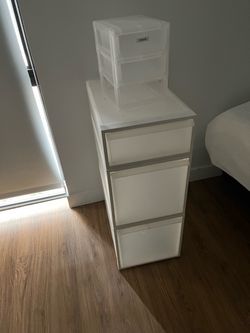 Plastic storage containers