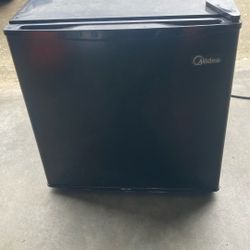 Midea Mini Fridge 