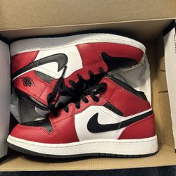 Jordan 1 Mid Chicago Black Toe 6.5Y