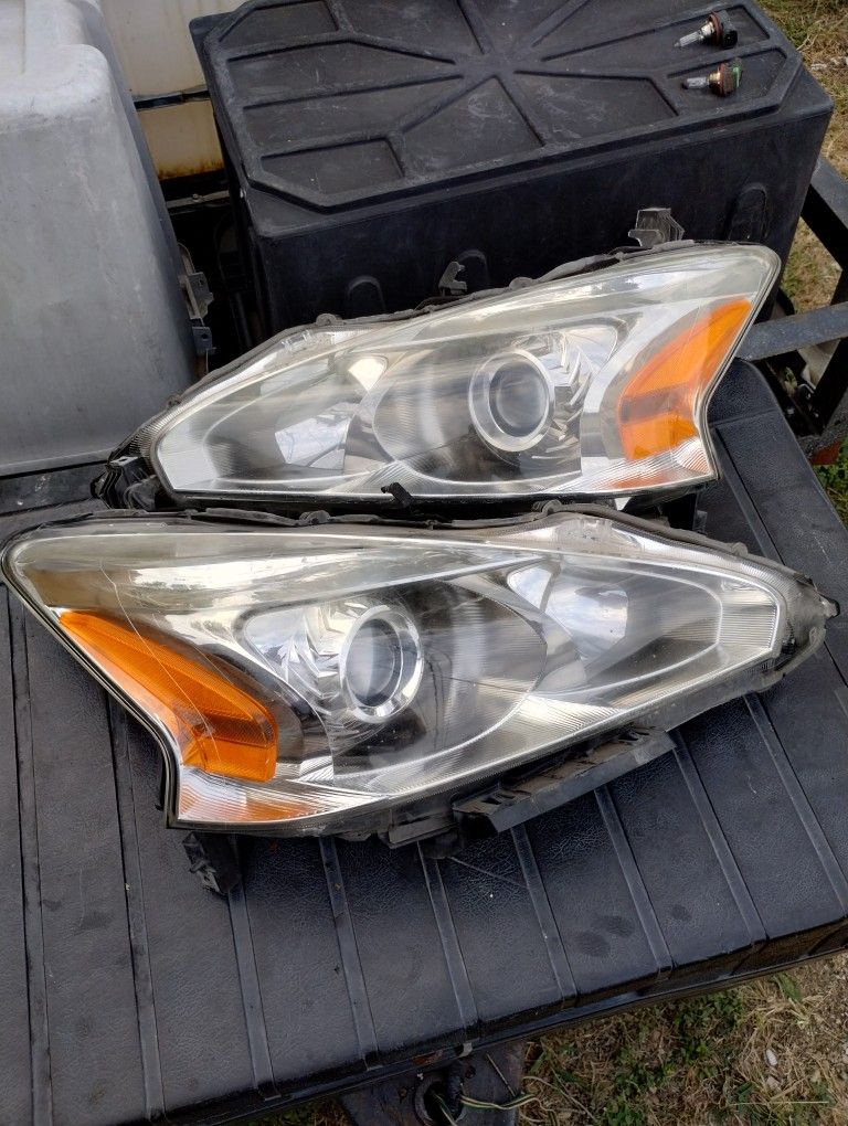 2016 Nissan Altima Headlight