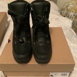 UGG SIZE 6