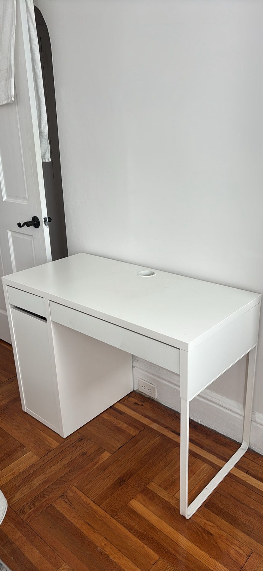 At home office desk + computer chair