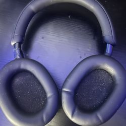 SONY XM5 (SLIGHT DAMAGE) COMES WITH CASE AND CHARGER